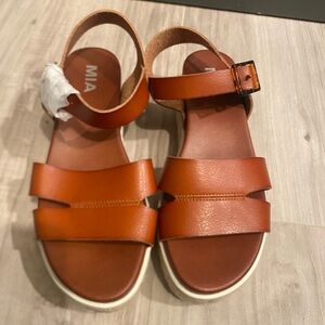 MIA SANDALS SIZE 6